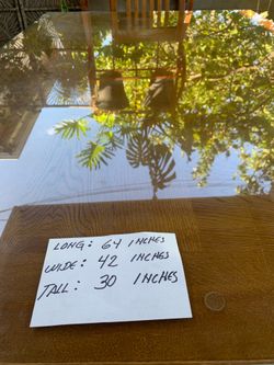 Comedor 4 sillas tiene vidrio