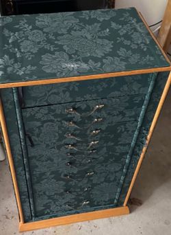 Jewelry box holder