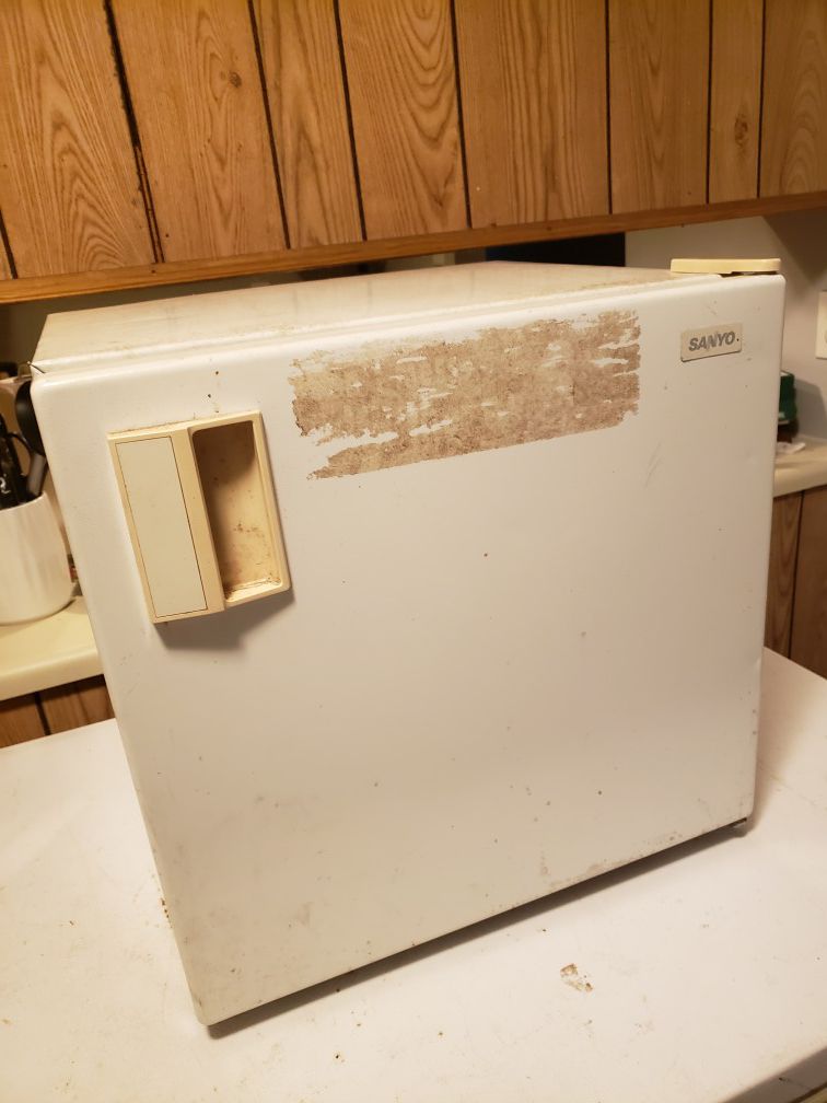Sanyo Mini fridge