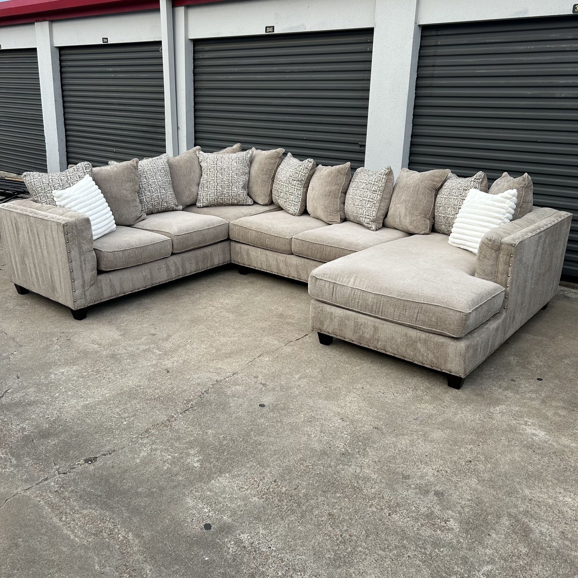 Large Sectional With Chaise