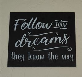 FOLLOW YOUR DREAMS THEY KNOW THE WAY BLACK SLATE STYLE WALL ART INSPIRATIONAL QUOTE SIGN HOME DECOR