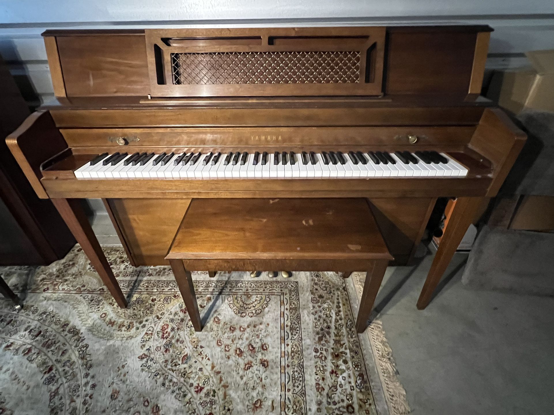 YAMAHA M304 UPRIGHT PIANO! FREE DELIVERY & TUNING! + WARRANTY!
