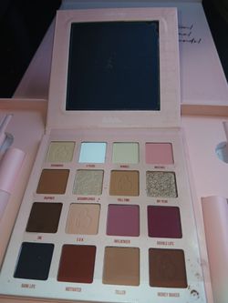 Makeup bundle kit comes with alot
