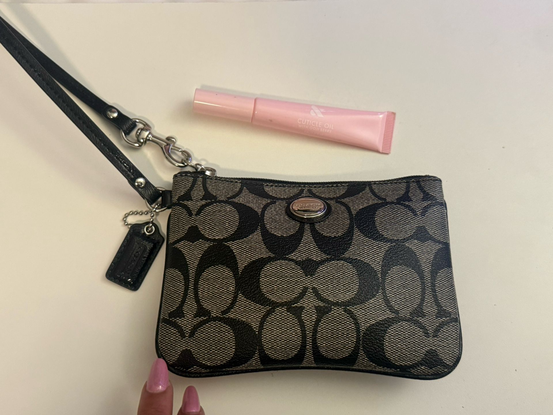 ✨ Authentic Coach Wristlet – Stylish & Versatile! ✨