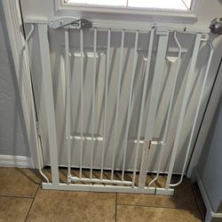 36” Tall Baby Gate Dog Gate Safety Gate Brand New Open Box  1166