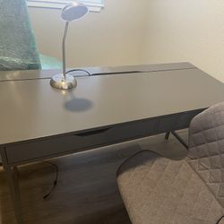 Desk With Lamp 