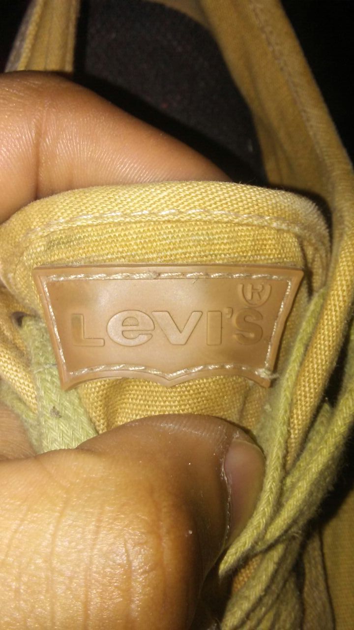 Levi's size 9 canvas shoes