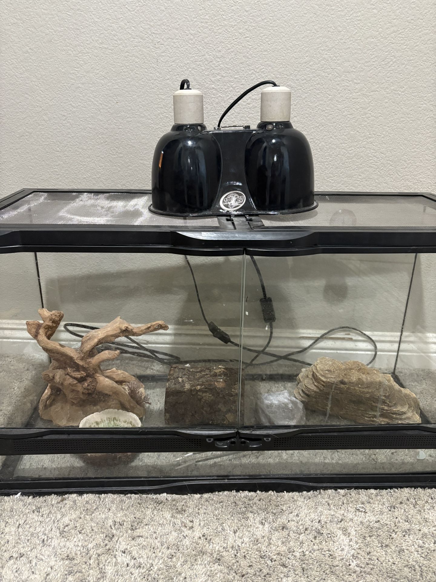 40 Gallon Breeder Reptile Tank + Heat Lamps + Décor