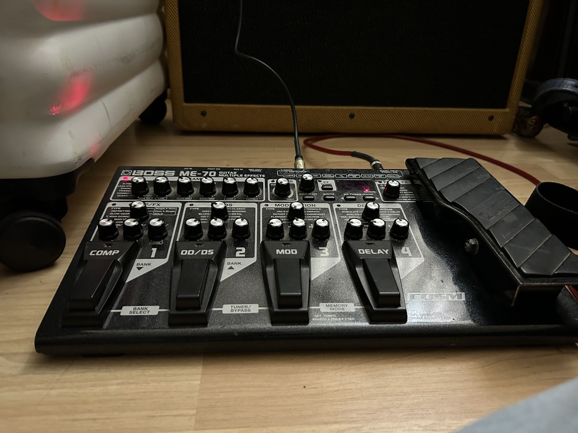 BOSS ME-70 Guitar Multiple Effects Pedalboard