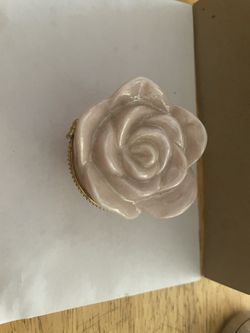 Rose-trinket box-2-1/2"high! $4.🌷No chips, no cracks very beautiful light colored pink drink a box