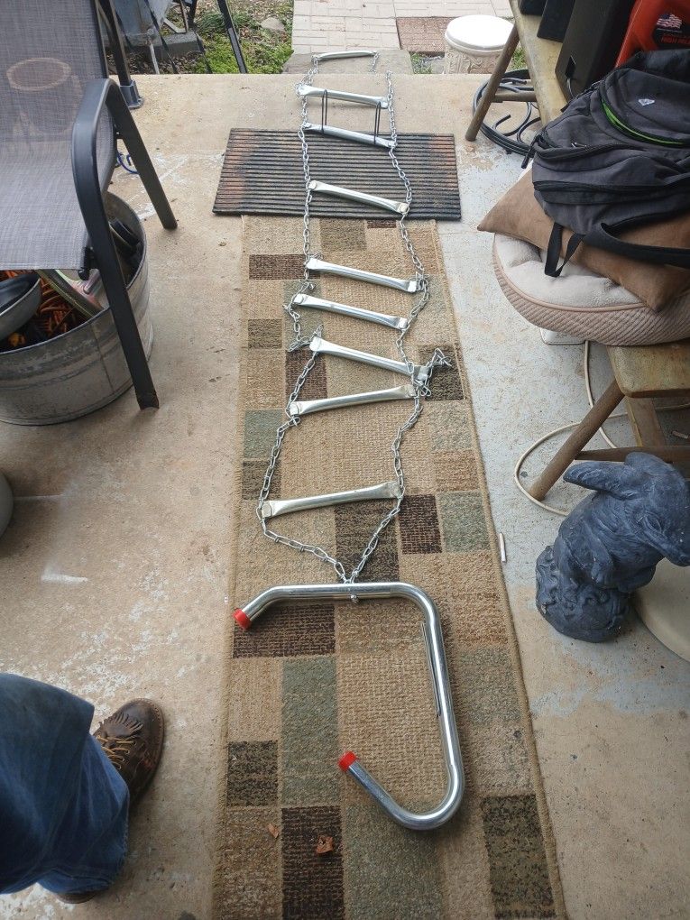 Emergency escape ladder to get out