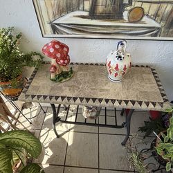Mesa de piedra y metal para una terraza entrada