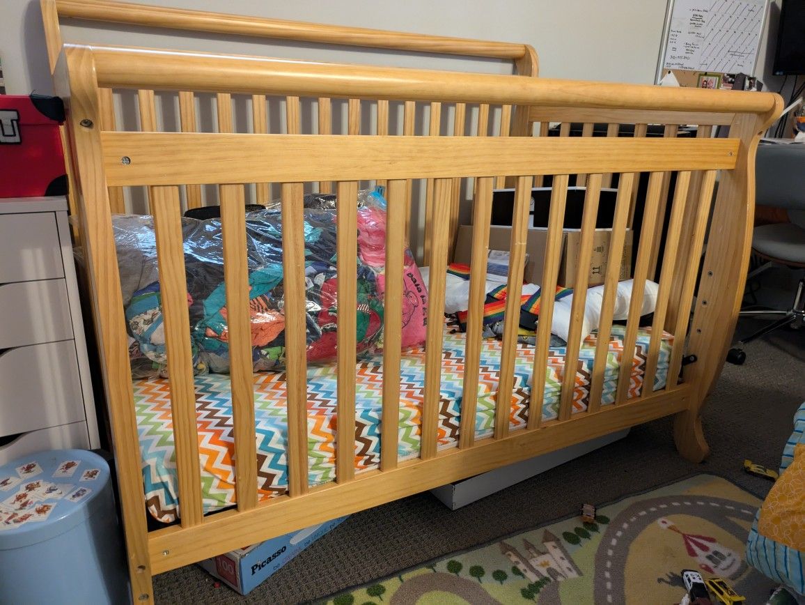 Davinci Emily Convertible Crib & Changing Table Dresser Set