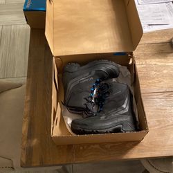 Youth snow boot size 6