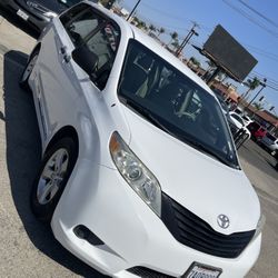 2013 TOYOTA SIENNA 