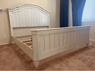 Round Hill Bedroom Furniture Set (Used)