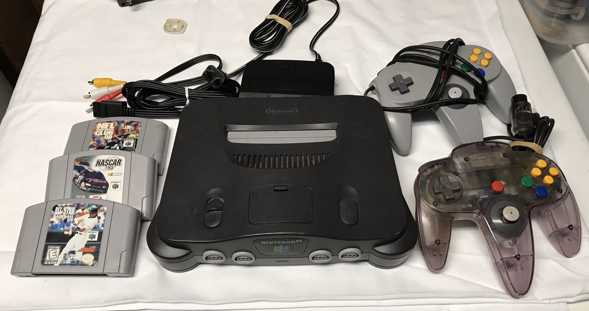 Nintendo 64 w games and 2 controllers
