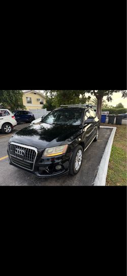 Black Audi Q5 2014
