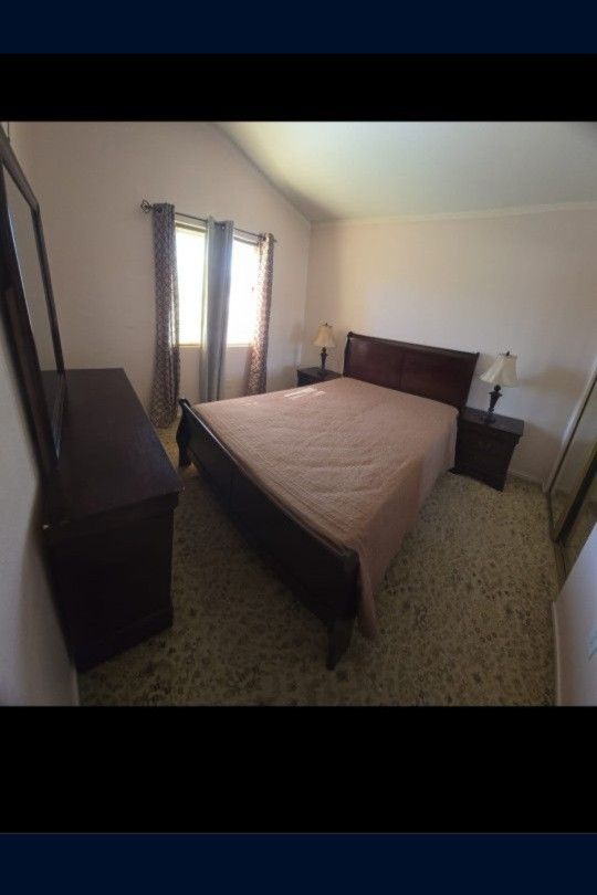 $400. Queen Bedroom Set. Please, READ DESCRIPTION. Hablo español.