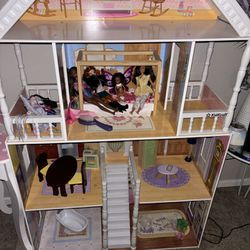Doll House and Vanity Great Condition 