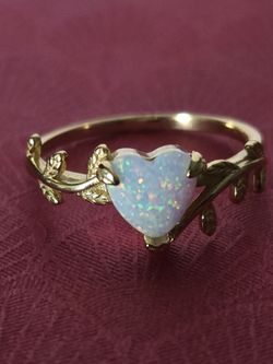 Size 8 Lab Opal heart (7.5mm) sterling silver 925 with leaves in 18k yellow gold plating.