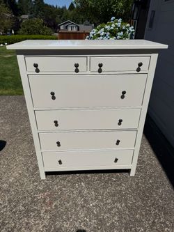IKEA glossy hemnes 6 drawer dresser (DELIVERY AVAILABLE)
