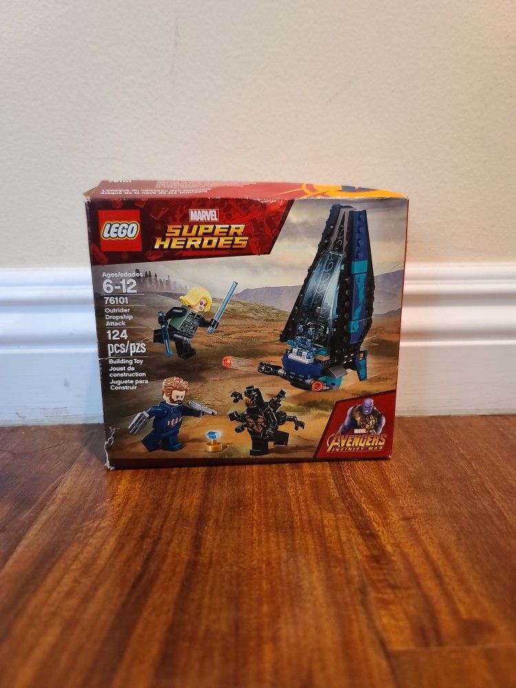 LEGO Marvel Super Heroes 76101 Outrider Dropship Attack set.