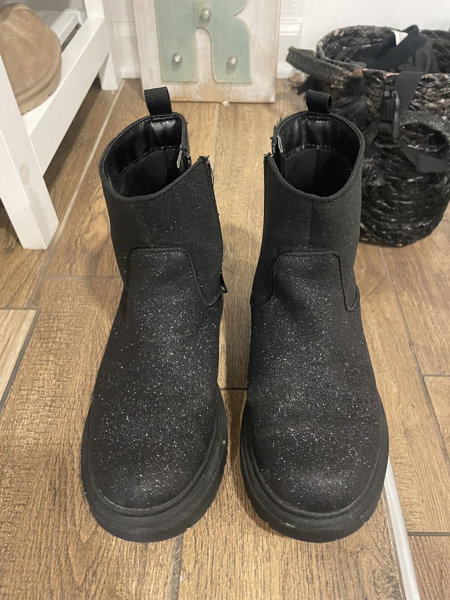 Girls Boots Size 2 Great Condition