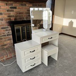 Makeup Vanity with Mirror And lights (like New) (Delivery Available)