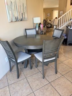 DELIVERY AVAILABLE 🚛! Beautiful Dining Table with 4 Chairs