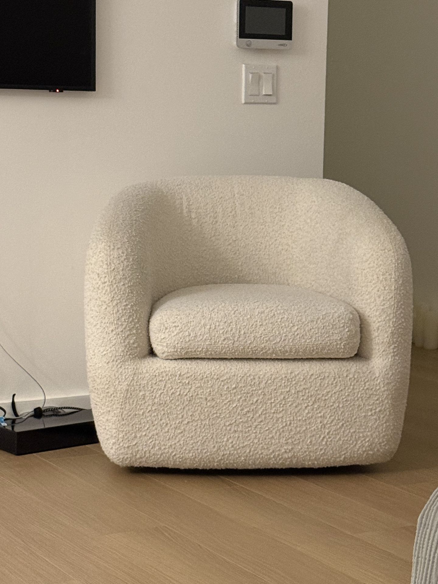 Modern Bouclé Accent Chair – Cream / Ivory
