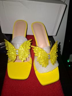 Sandalias 👡  color amaría  de mariposa 🦋