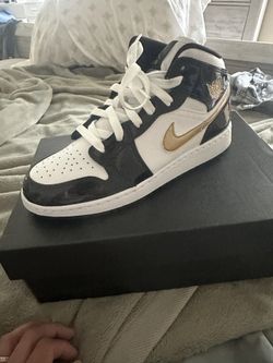Air Jordan 1 Mid SE Size 5.5