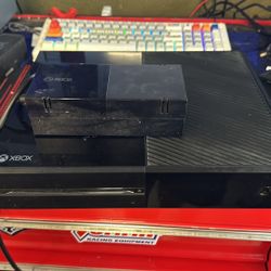 Xbox One w/ binder full of xbox, xbox360 and xbox one games