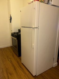 GE energy star 17.5 cu. Ft. Refrigerator