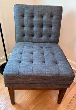Upholstered accent chair