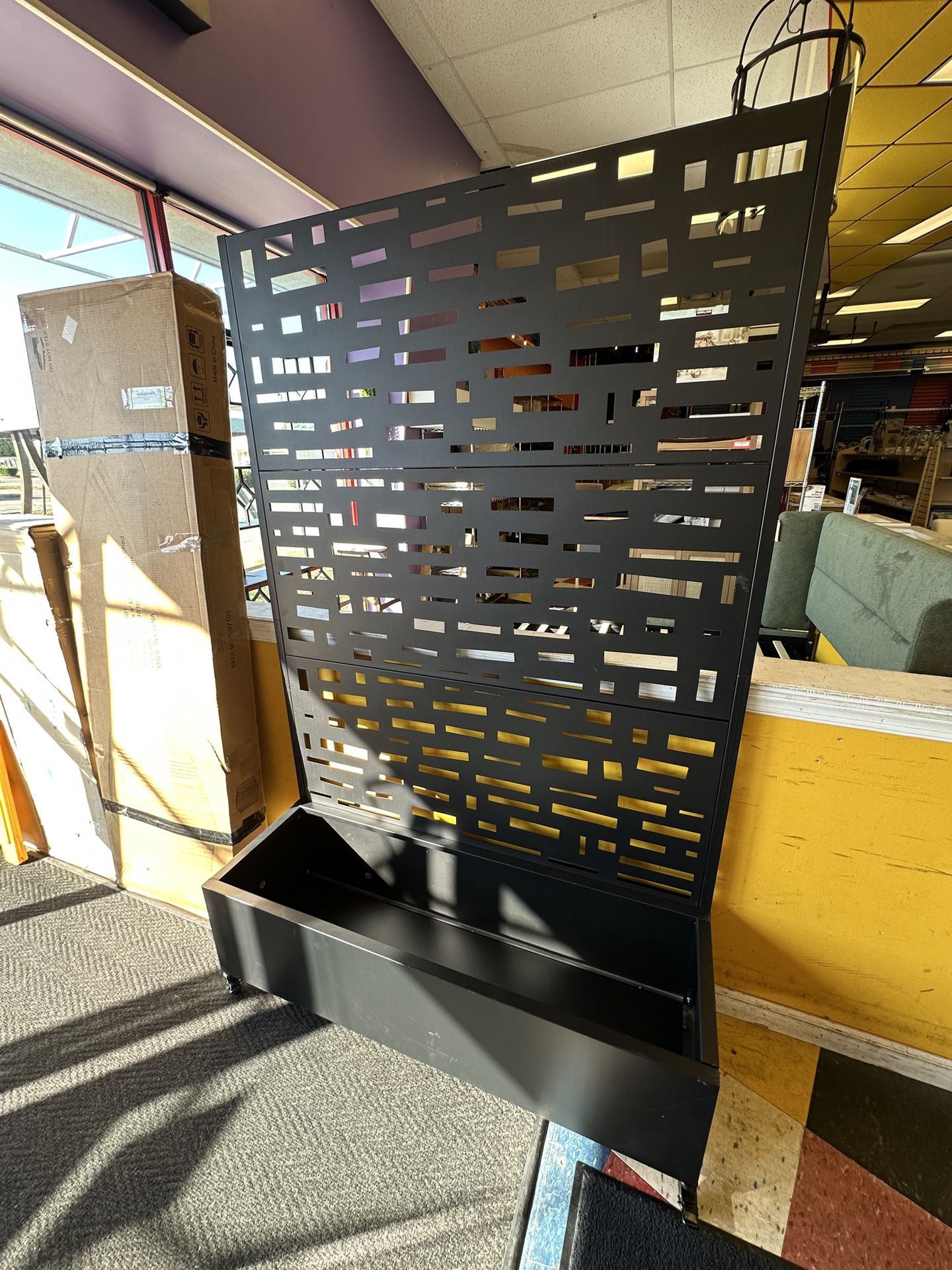 Metal planter box w/ trellis