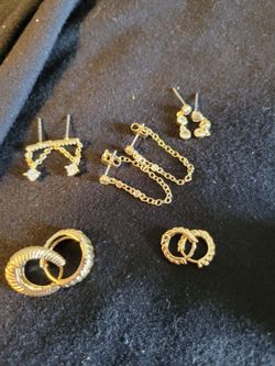 EARINGS 5 PAIRS