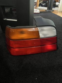 E36 Sedan OEM amber Taillight DRIVER SIDE ONLY *05* Manufacturing Date