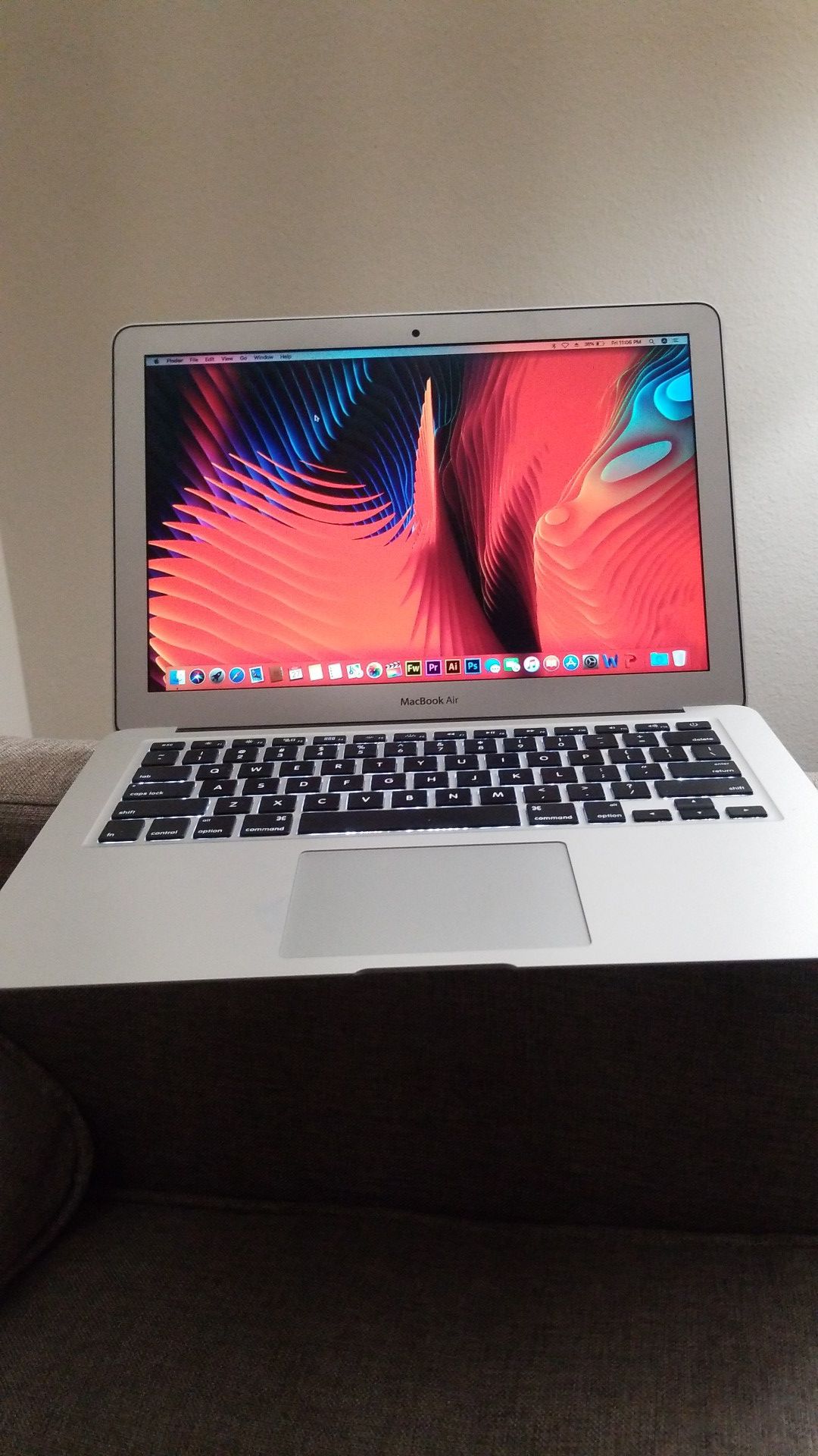 2015 macbook Air like new comes with box