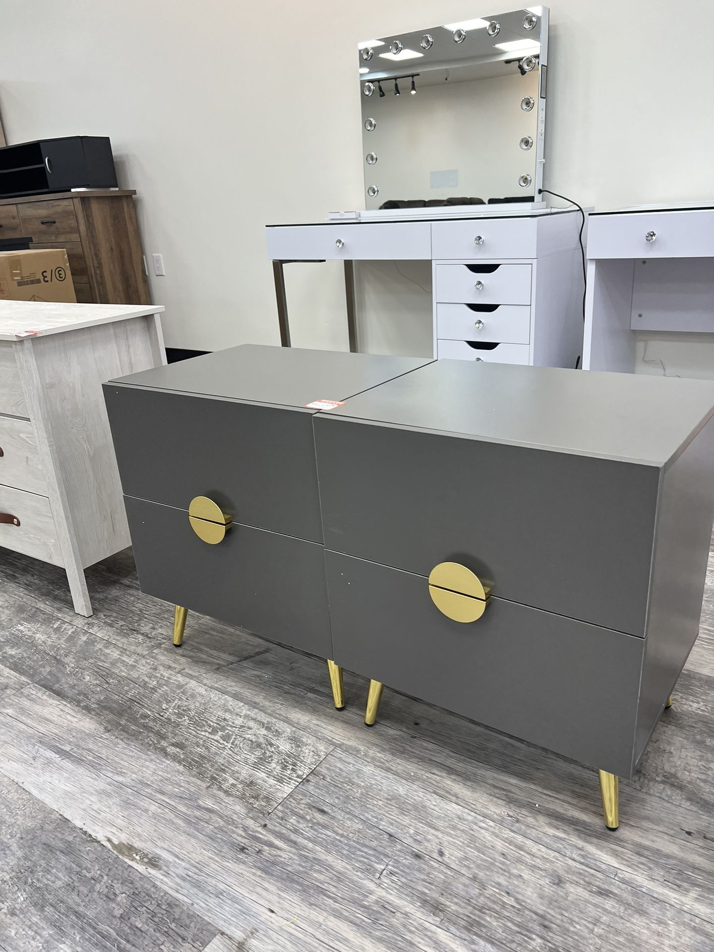 Grey Nightstand Set of 2 /Juego de 2 mesitas de noche grises