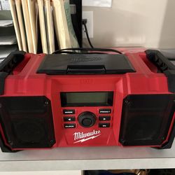 Milwaukee AM/FM Radio