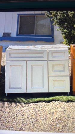 Rt side shaker white cabinet