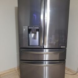 Beautiful LG refrigerator with plenty of space, 6-month warranty we deliver and install it for free...