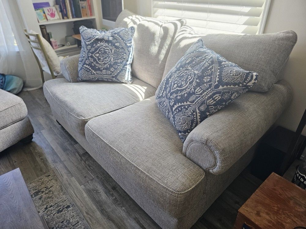 LoveSeat, Endtable And Lamp