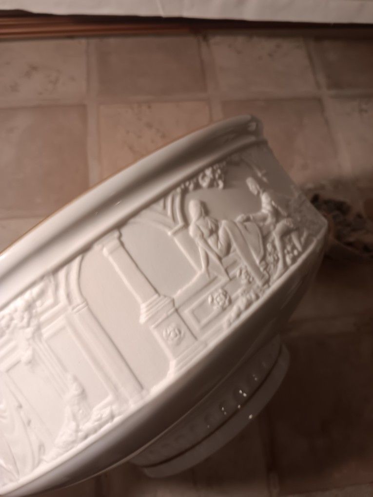 1987 Franklin Mint Fine Porcelain Romeo & Juliet Etched Bowl Bisque w/ Gold Trim