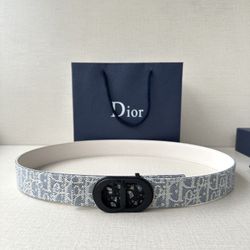 A pair of men's classic versatile belt