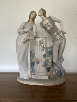 Lladró  Romeo And Juliet Porcelain Sculpture