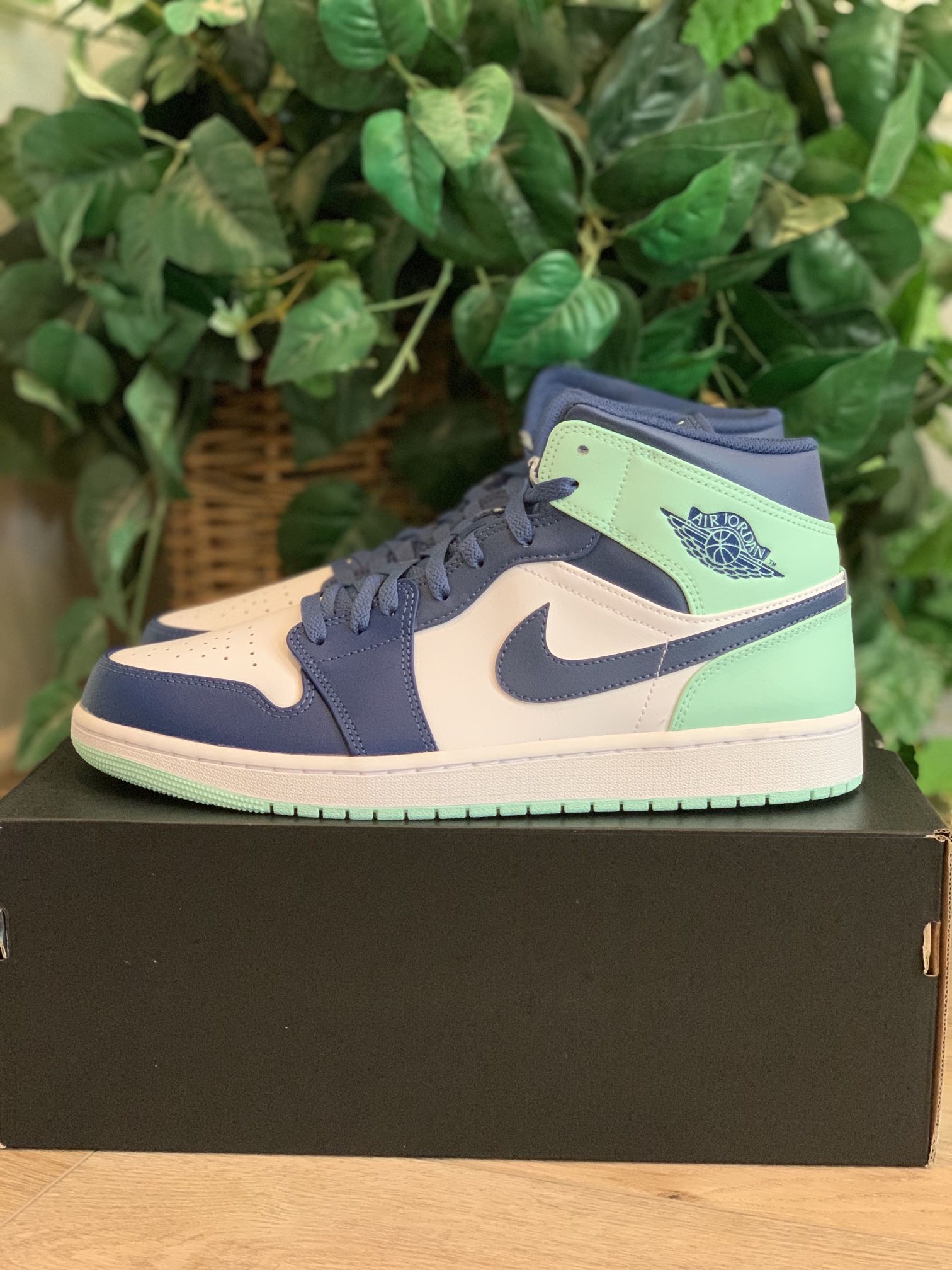 Nike AIR JORDAN 1 MID Casual Shoe Navy Mint Mens US Size 12 NIB 