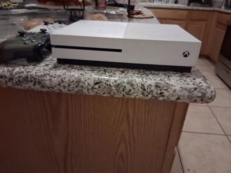 Xbox one s turns on but no picture.